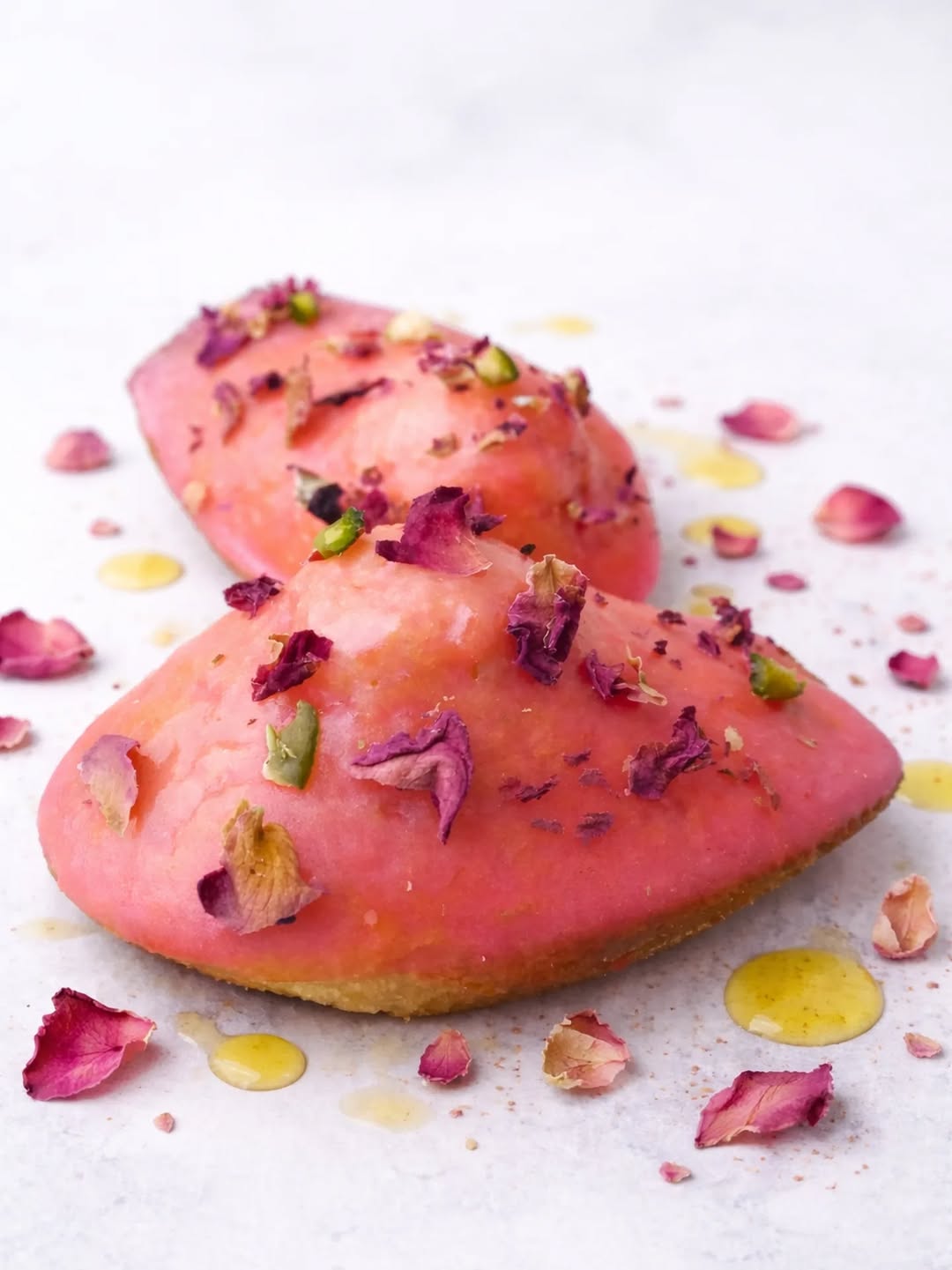 Madeleines glacées rose, éclats de pistache et pétales de rose